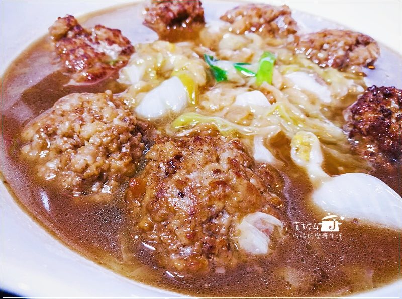 烹飪筆記│獅子頭不沾手的懶人做法，獅子頭就是要和白菜在一起紅燒才是完美的組合