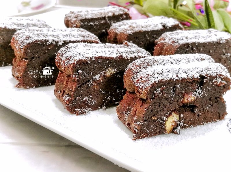 烘焙筆記│布朗尼慕斯蛋糕，讓人迷戀的巧克力香氣以及一口接一口的綿密滋味(附實作影片)