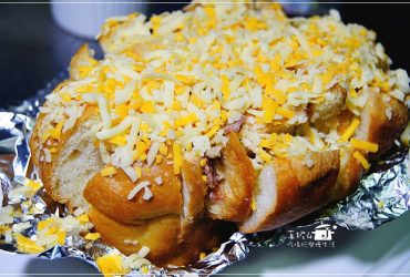 培根起司奶油餐包。 親愛的，我把簡單變複雜了!!邪惡升級，份量升級，口味也升級!!(恭喜本文榮登YAHOO首頁吃喝玩樂版精選文)