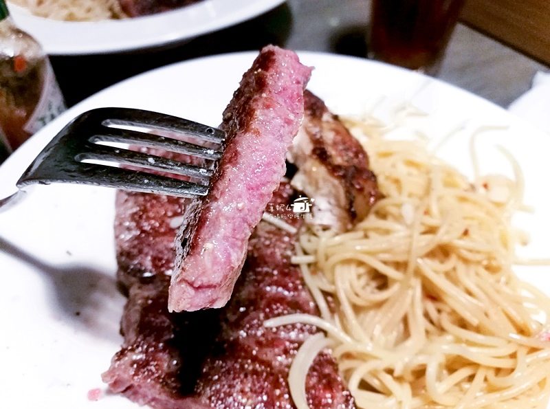 師大平價牛排│Inn cafe-師大店，牛排主餐只要$180 師大商圈約會聚餐辦活動好吃又平價的餐廳，學生教職員憑證再打折，離捷運台電大樓站5分鐘的平價餐廳