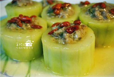 烹飪筆記│枸杞黃瓜鑲肉。肉料和瓜盅要怎樣才不分離呢?清蒸煮炒燴都好吃的銅板材料.(恭喜本文榮登YAHOO首頁吃喝玩樂版精選文)