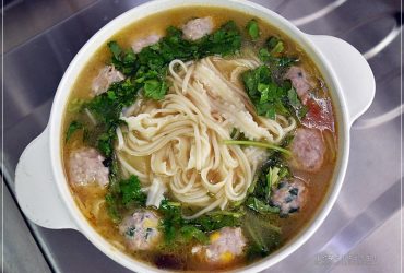 烹飪筆記│蒜香蔬菜麵。隨時滿足五臟廟的快速簡單煮。豐富美味來自蒜香搭配茄紅素和麵粉糊化的湯色