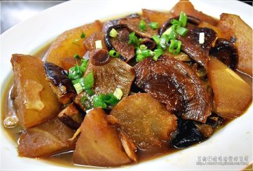 烹飪筆記│油悶三冬。冬瓜加雙菇材料簡單步驟也簡單。葷素皆宜食慾大開。秒殺白飯的開胃家常菜。豆油伯甘田薄鹽低鈉醬油。