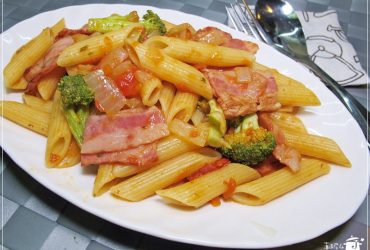 YAHOO首頁推播文~蕃茄培根斜管義大利麵，用方便的材料就可以做出好吃的花樣