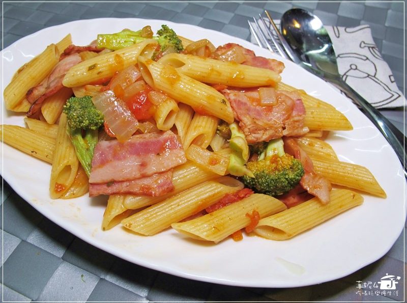 YAHOO首頁推播文~蕃茄培根斜管義大利麵，用方便的材料就可以做出好吃的花樣