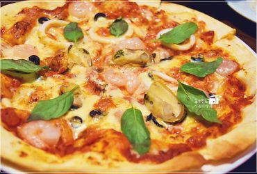 台北車站華陰商圈Alleycat’s京站店,手工窯烤的Q薄脆餅皮像餅乾一樣酥又脆