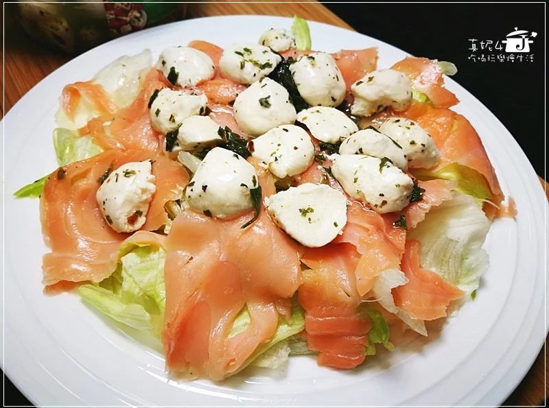 烹飪筆記│煙燻鮭魚佐莫扎瑞拉乳酪生菜沙拉，讓餐廳望塵莫及的CP值(附實作影片)