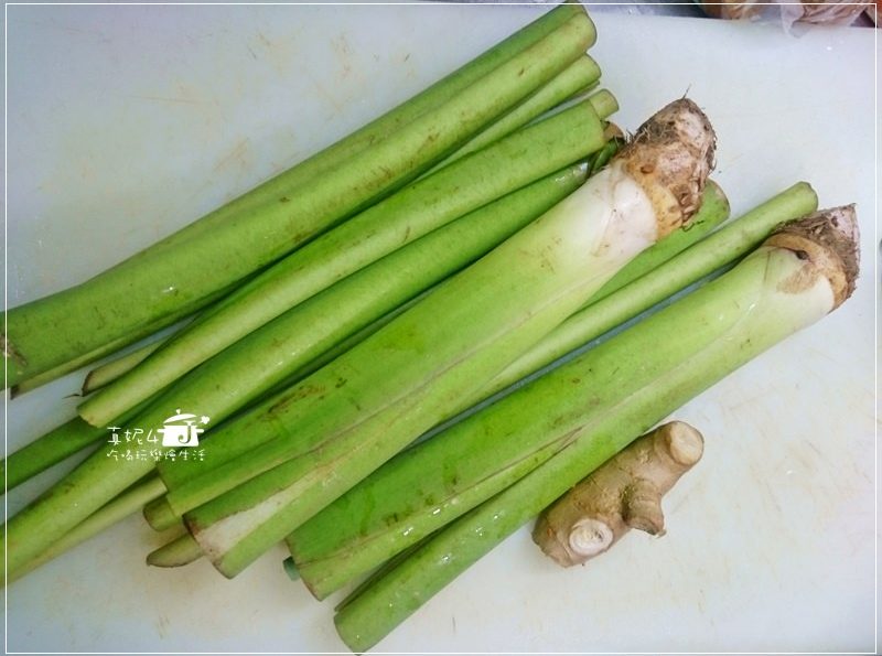 豆瓣醬燒芋梗│削芋頭為什麼會手癢?要這樣做才不會咬手和喉嚨癢..By真妮4廚記