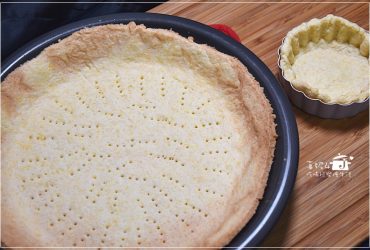 基礎派皮不沾手的方法，用保鮮盒用力搖還有鋼盆輕手壓，再烤15分鐘就可以吃了(附實作影片)