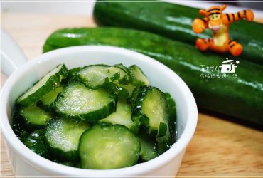 [泡菜食譜] 小黃瓜變身史上最簡單好吃的傻瓜泡菜，跟著阿芳老師學料理(恭喜本文榮登YAHOO首頁吃喝玩樂版&奇摩旅遊精選文)