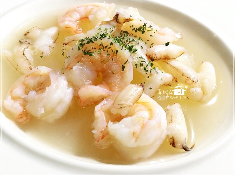 烹飪筆記│白玉海鮮湯，沒時間熬高湯怎麼辦?真妮4有史雲生雞湯偷吃步!