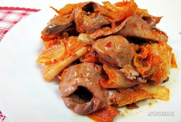 [省錢方便菜自己做] 不用被颱風嚇死人的菜價吊胃口，小辣開胃的泡菜豬心讓口袋更開心