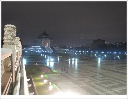 中正紀念堂：雨夜裡的中正紀念堂
